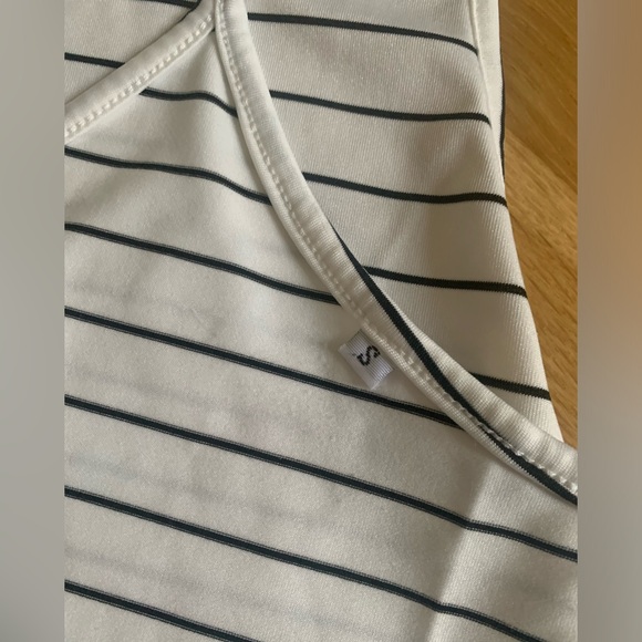 Crop Top Black And White Stripes - Picture 3 of 3